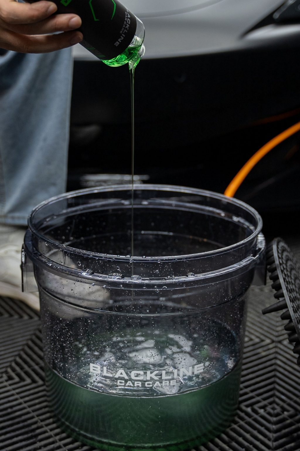 BLACKLINE® DETAILING BUCKET W/ GRIT GAURD