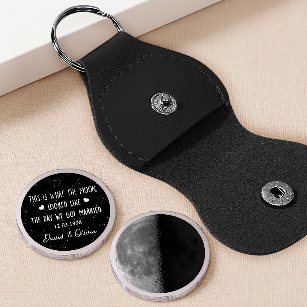 Custom Coin Keychain for Wife, Couple Anniversary Valentine's Day Gifts • This Is What The Moon Looked Like - Personalized Pocket Hug