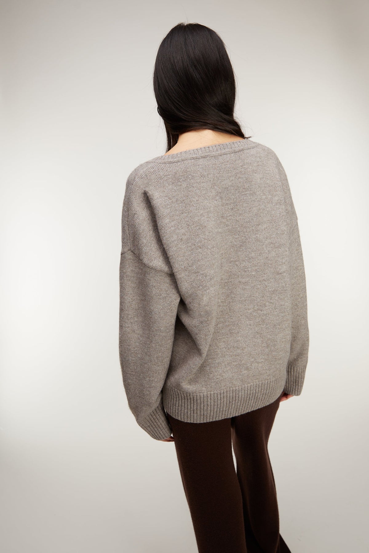 RELAXED FIT V-NECK SWEATER
