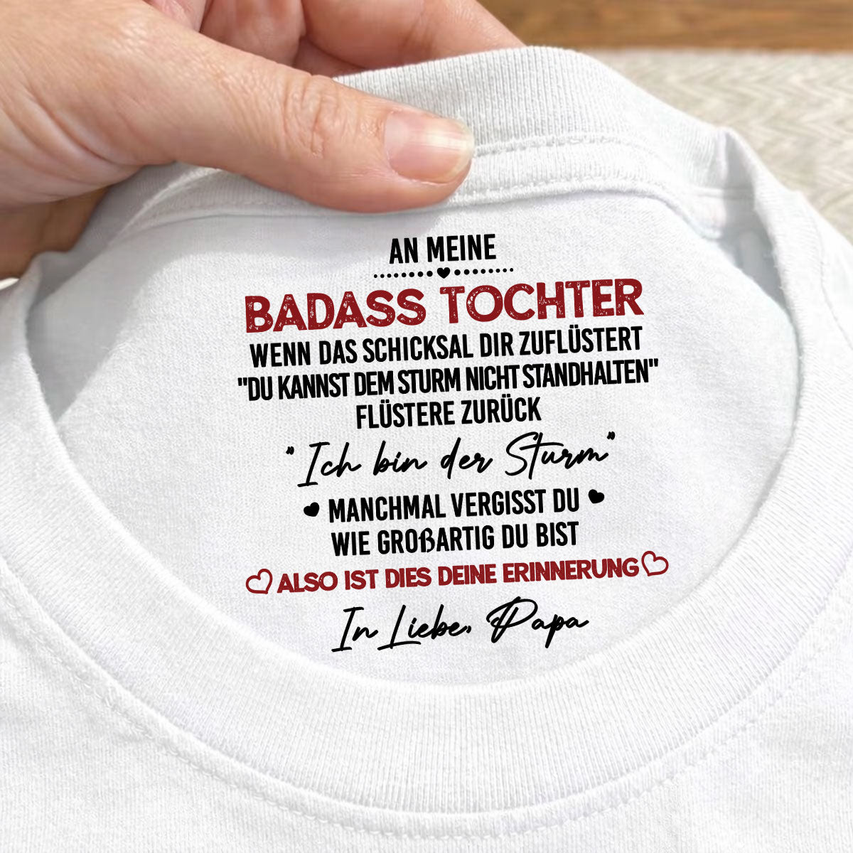 Custom Christmas & Birthday Gift for Daughter • Ich bin der Sturm – Personalisiertes T-Shirt mit Innenhalsdruck