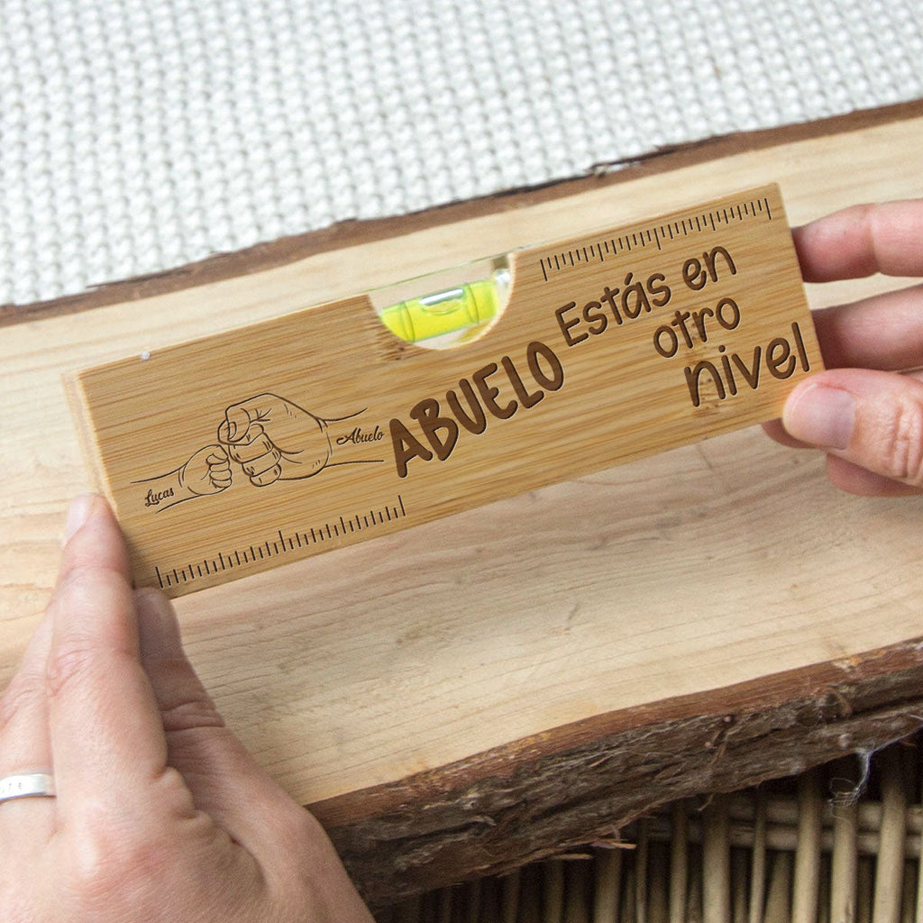 Choque de Puños con Papá - Abridor de Botellas de Madera Personalizado con Grabado y Nivel